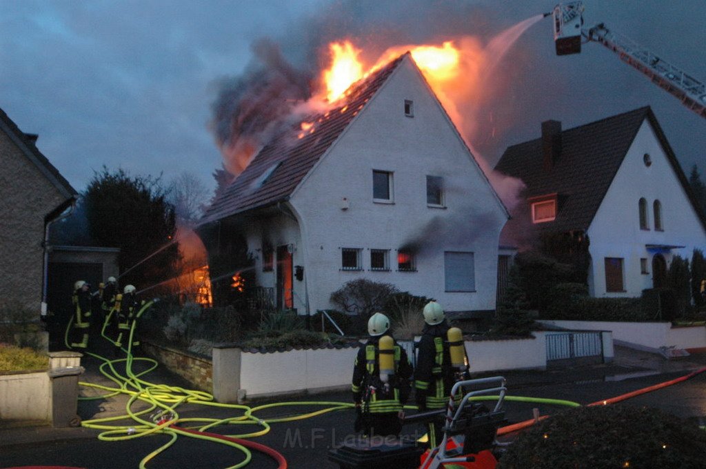 Feuer 2 Koeln Rodenkirchen Schuetzstr P050.JPG